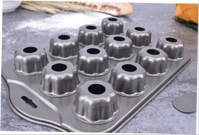  قالب 12 تایی برای پخت کیک‌های تک‌نفره طرح گل با روکش تیره 