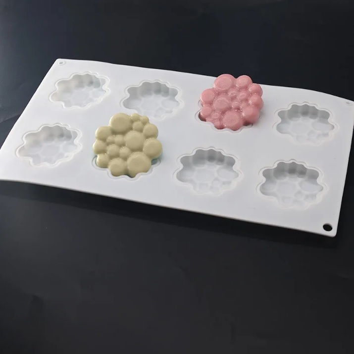  قالب سیلیکونی سفید رنگ 8 خانه با طرح ابر حباب‌دار 