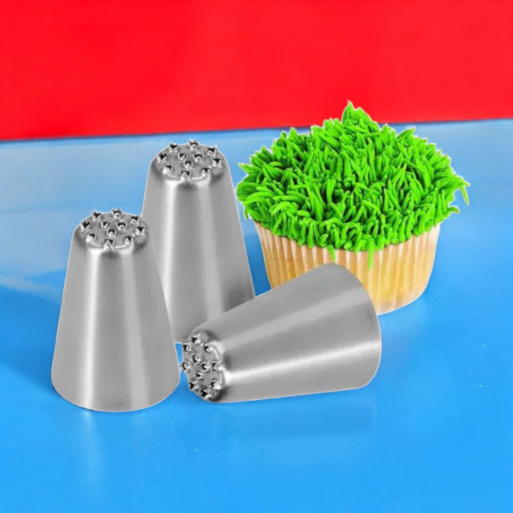 سه عدد ماسوره چمن استیل در کنار کاپ کیک تزیین شده با چمن سبز