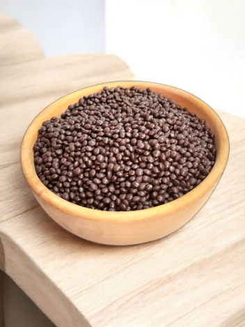 یک کاسه چوبی پر از شکلات چیپسی نسوز