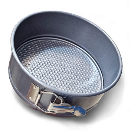 یک عدد قالب کیک گرد با ضامن قفل و کفی با طرح مشبک