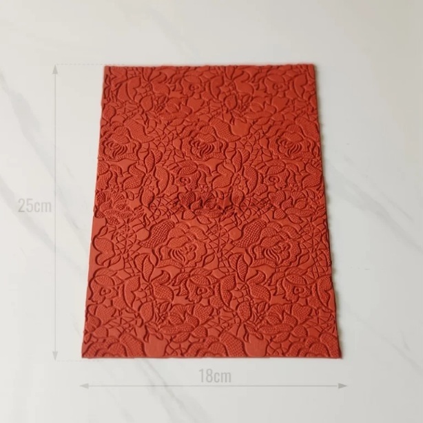 موس‌کیک با طرح گیپور گلدار