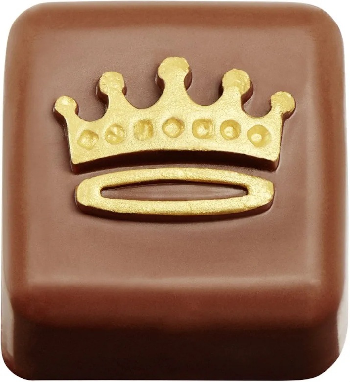  طرح‌های متنوع و فانتزی: هر قالب شامل طرح‌های میکس برجسته مثل تاج (Crown)، حرف Q، کیف دستی، کلاه و نوشته‌های فانتزی است. 