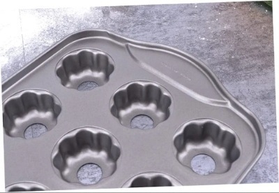  ​قالب 12 عددی مینی باندت فلزی نچسب با حفره‌های طرح گلبرگ 