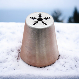 ماسوره روسی قنادی با طرح دونه برف روی سطح برفی