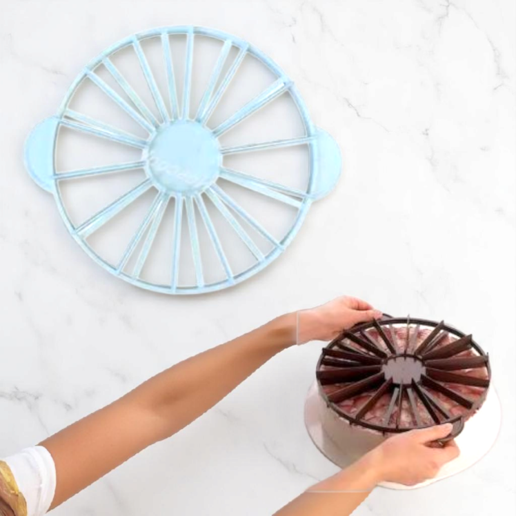 تقسیم دقیق کیک با ابزار قنادی