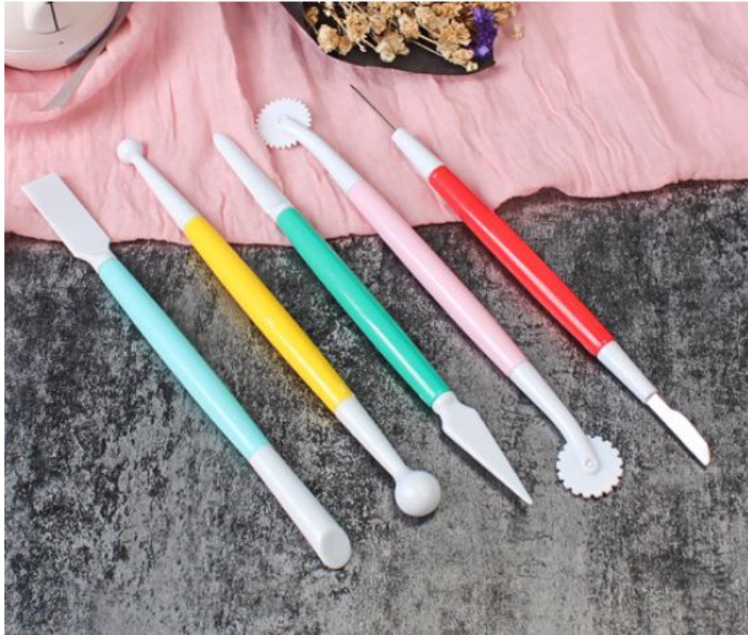 مجموعه 5 تایی قلمهای مجسمهسازی فوندانت روی پارچه صورتی