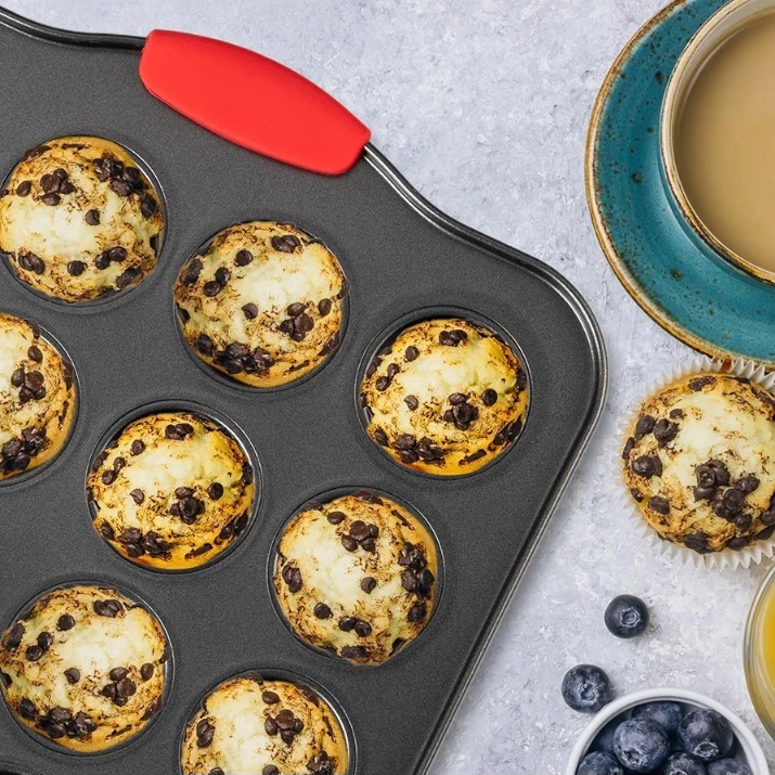  قالب مینی مافین 24 تایی با روکش نچسب و مافین‌های پخته شده داخل آن 